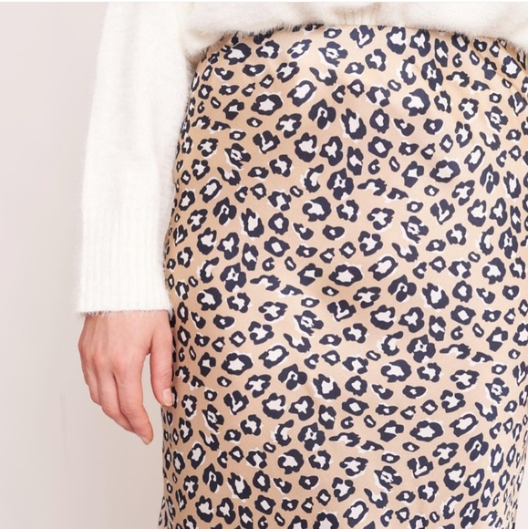MUST HAVE!✨ Leopard Print Satin Midi Skirt. - Picture 2 of 8